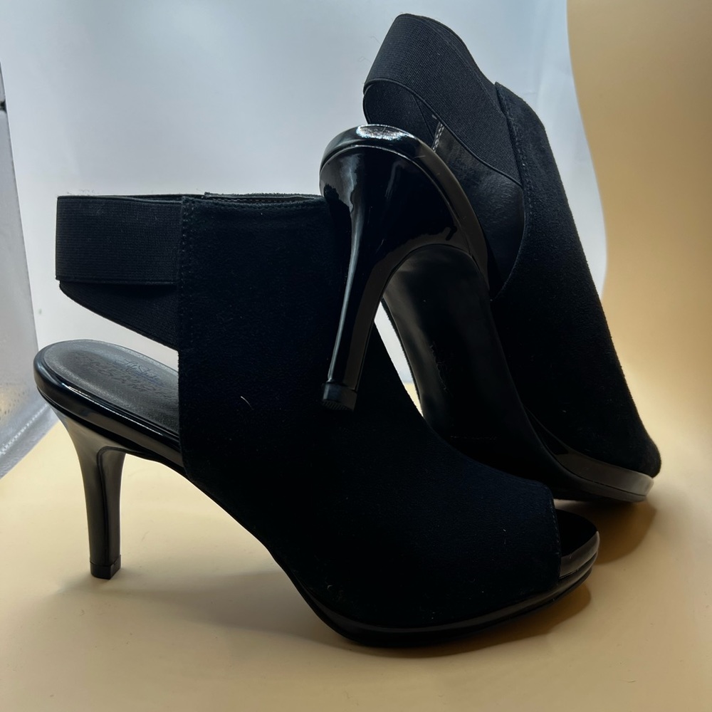Worn once Life Stride open toe heeled shoe. Velvet like fabric in new condition.